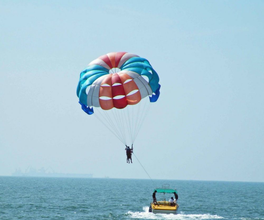 Taj Fort Aguada Resort & Spa, Goa Sinquerim ภายนอก รูปภาพ Parasailing in Pattaya, Thailand