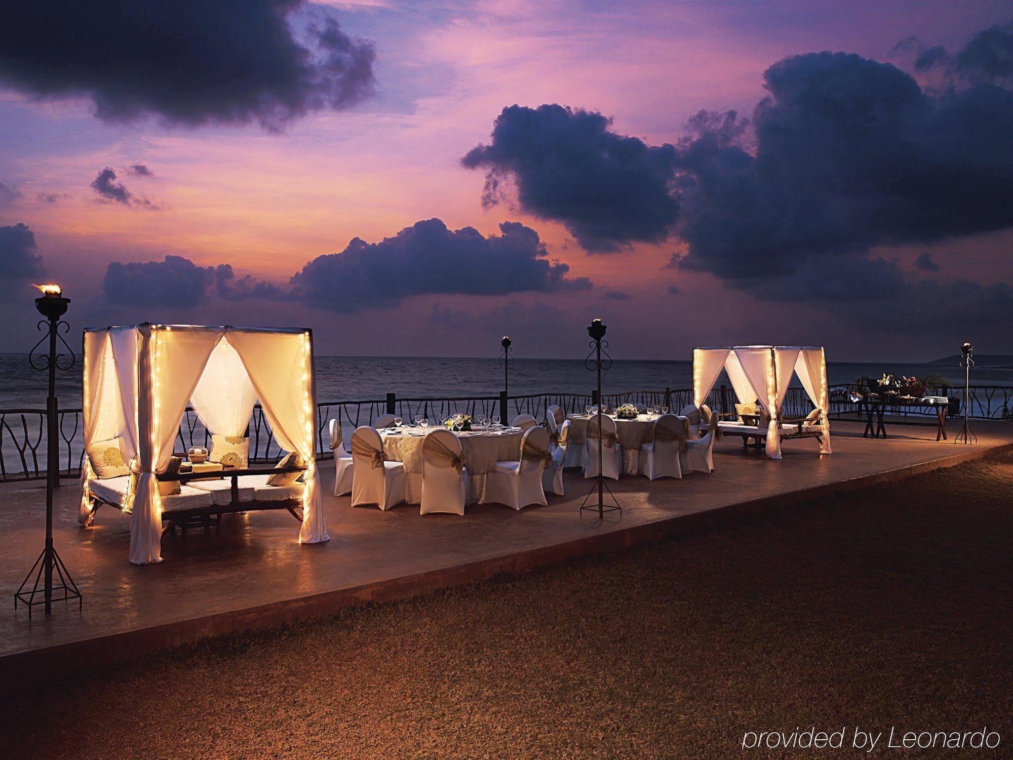 Taj Fort Aguada Resort & Spa, Goa Sinquerim ร้านอาหาร รูปภาพ The Deck