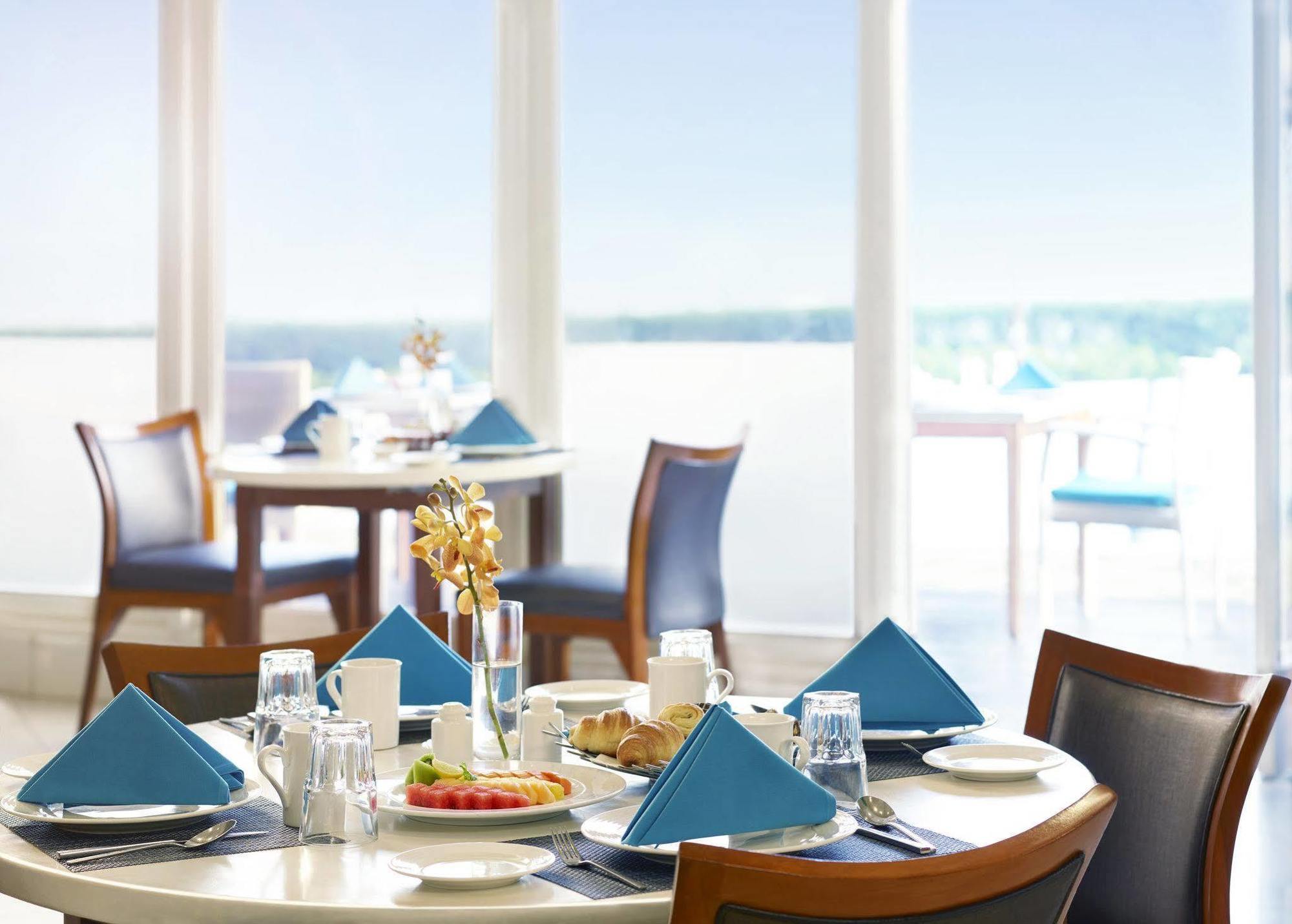 Taj Fort Aguada Resort & Spa, Goa Sinquerim ภายนอก รูปภาพ Club Lounge at the airport