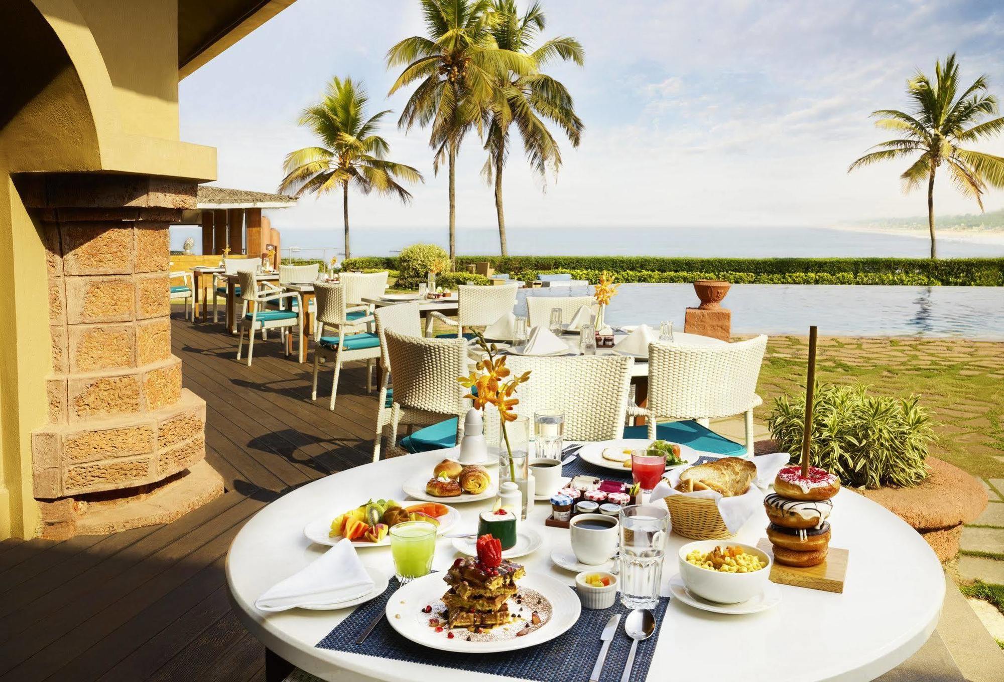 Taj Fort Aguada Resort & Spa, Goa Sinquerim ภายนอก รูปภาพ The poolside at the Taj Bengal