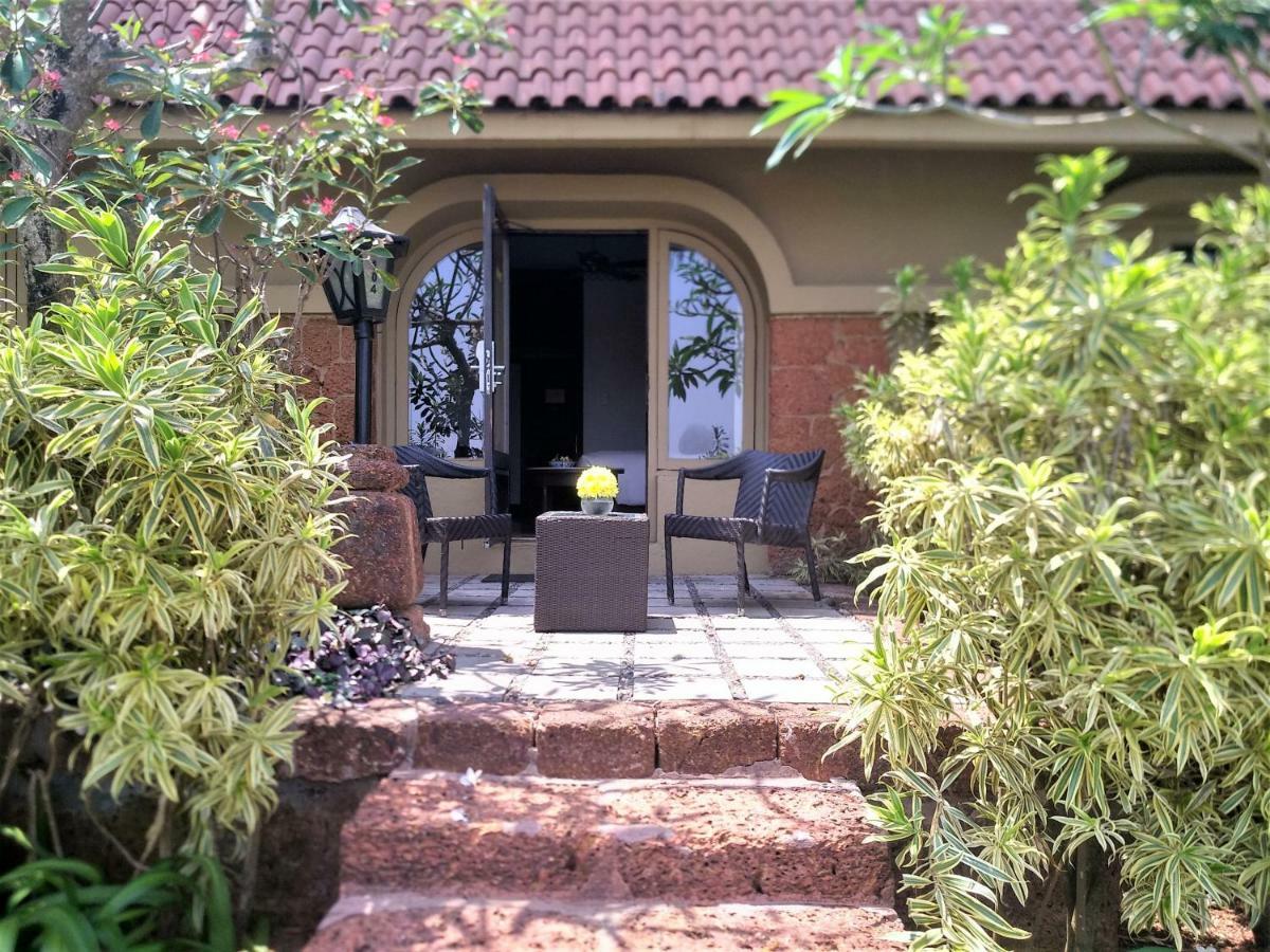 Taj Fort Aguada Resort & Spa, Goa Sinquerim ภายนอก รูปภาพ Entrance to a villa